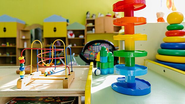 Педиатр рассказал, можно ли вести в детский сад ребенка с соплями