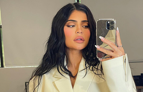 Кайли Дженнер снялась в бюстгальтере и мужских трусах