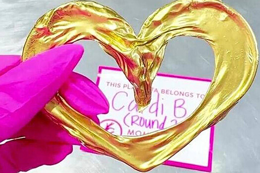 Карди Би сделала золотое украшение из пуповины ребенка