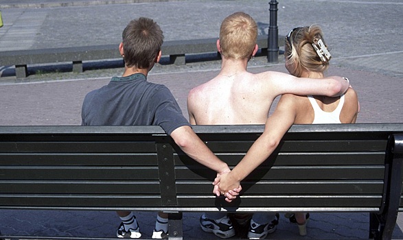 Эксперт объяснила, почему люди часто изменяют с коллегами