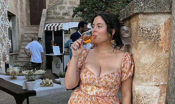 Блогершу раскритиковали из-за откровенного наряда на свадьбу подруги