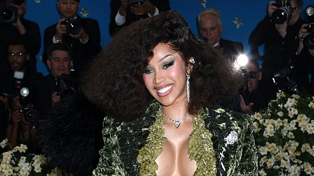 Карди Би пришла в суд в ярком образе