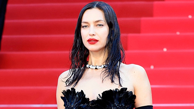 Ирина Шейк сделала селфи в откровенном боди