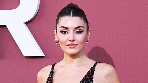 Ханде Эрчел предстала в стильном образе в Париже