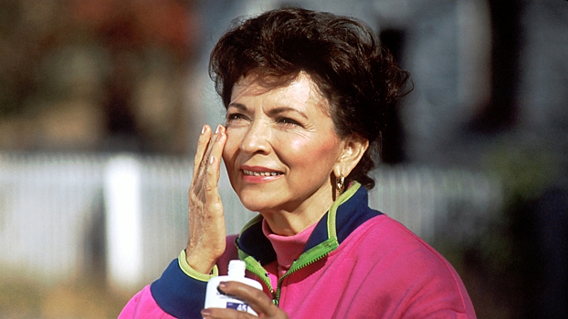 Специалисты ответили, стоит ли использовать SPF-крем зимой