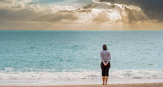 Почему одинокие люди стремятся к «бесконечному потреблению»