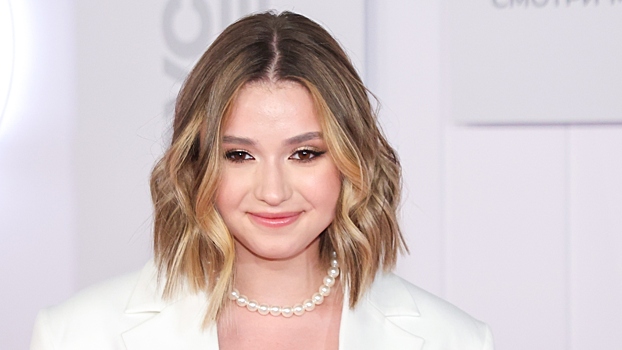 Валиева показала фото в красном платье с откровенным декольте