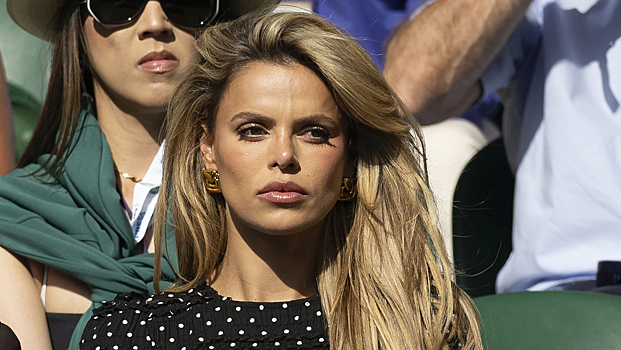 Популярная модель пришла на ужин с голой грудью