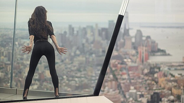 Алена Водонаева снялась в легинсах на крыше небоскреба