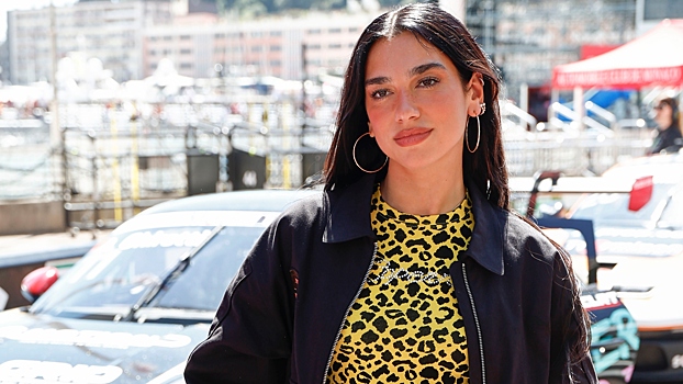 Дуа Липа в откровенном боди станцевала перед публикой