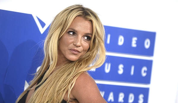 Будто и не рожала: знаменитости, решившиеся на пластику живота после родов