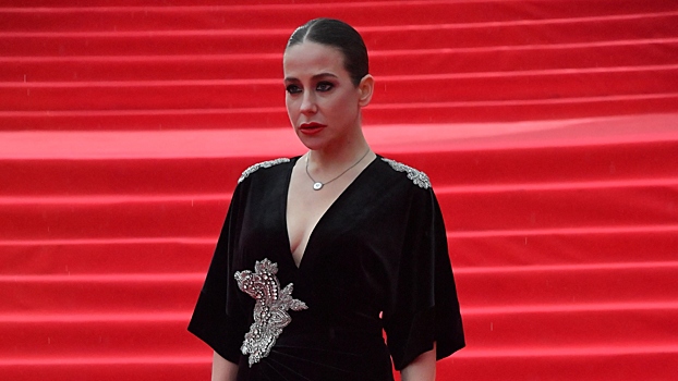 Бывшая жена Андрея Аршавина попозировала в платье с разрезом