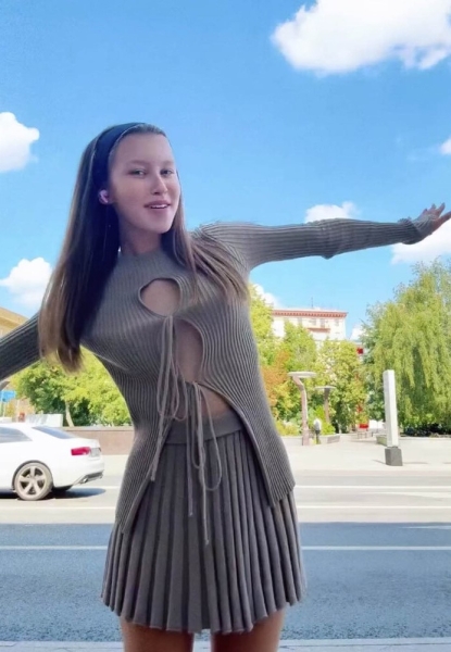 Анна Пересильд поделилась фото в топе и мини-юбке