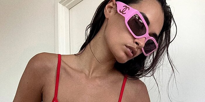 Модель Victoria's Secret показала растяжки на теле на фото в бикини