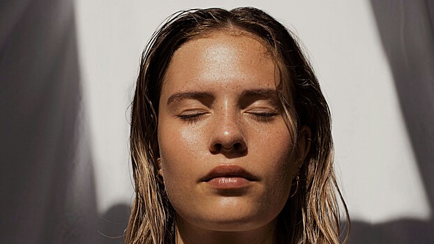 Дерматолог рассказал, как избавиться от жирного блеска кожи