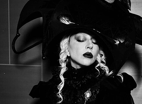 Леди Гага напугала фанатов зловеще-шутовским образом