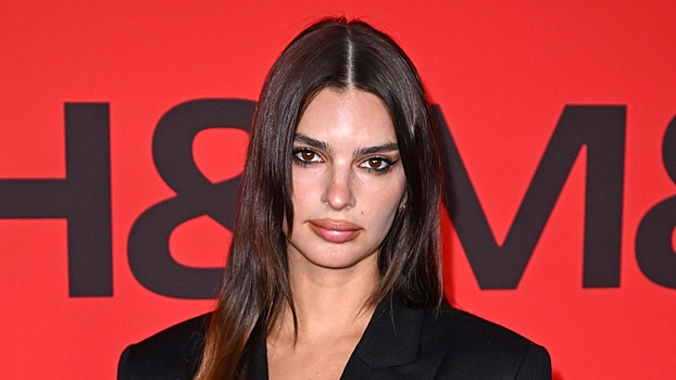 Эмили Ратаковски похвасталась фигурой в кружевном белье