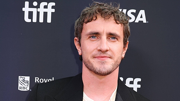 Известный актер снялся для журнала в коротких шортах