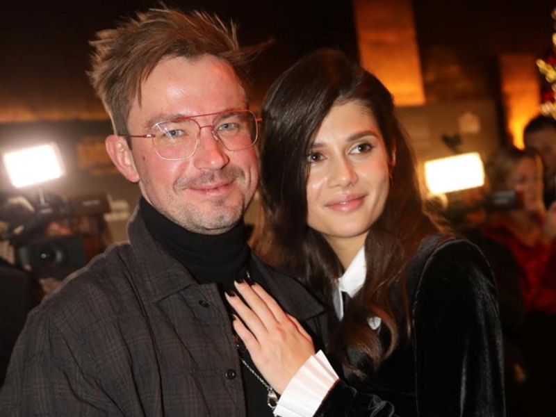 «А как же ребенок?» Недавно родившую жену Саши Петрова в откровенном наряде заметили на отдыхе в Эмиратах