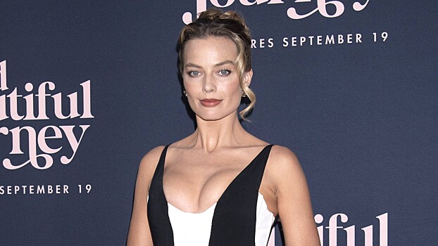 Марго Робби вышла в свет в латексном костюме