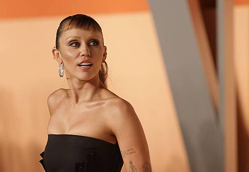 Майли Сайрус в прозрачном платье раздала автографы на улице