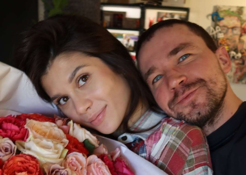 Александр Петров показал трогательное фото с молодой женой