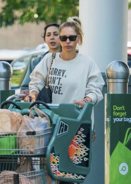 Анна Курникова впервые за долгое время появилась без инвалидной коляcки