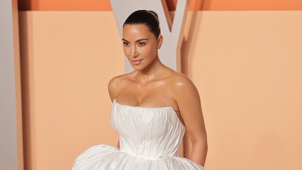 Ким Кардашьян снялась в бикини в ретростиле