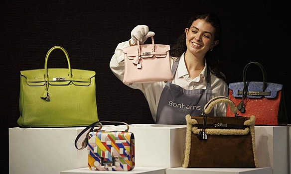 Жители России массово скупают поношенные сумки Birkin