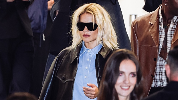 Рита Ора показала фото в одних джинсах