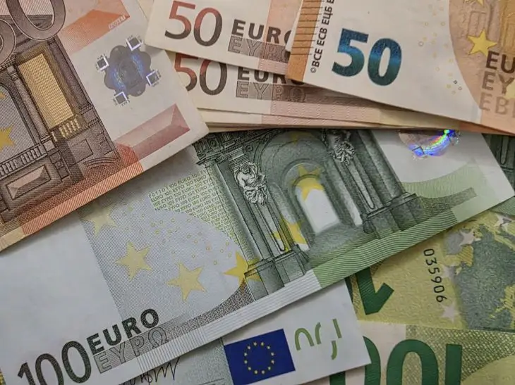 Белорусы массово продают валюту: Нацбанк назвал удивительные цифры