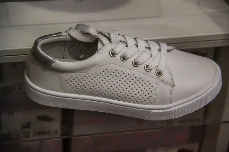 Белые кеды снова белые: как отмыть без отбеливателя