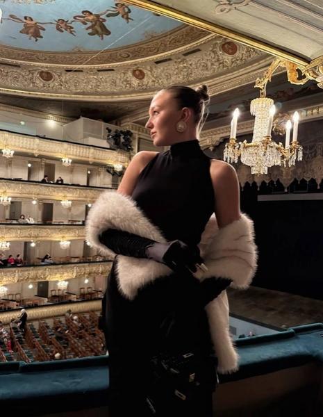 Блогершу выгнали из Эрмитажа за слишком нарядную одежду