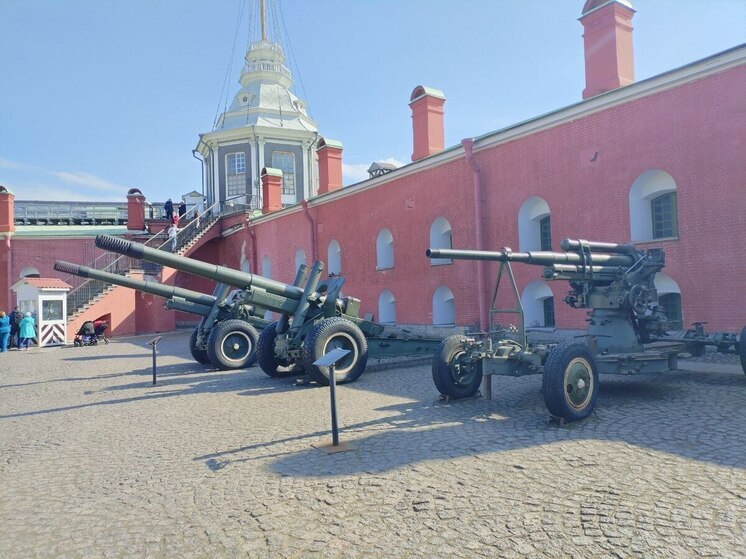 Блокадница Курилович дала полуденный залп из пушки Петропавловской крепости