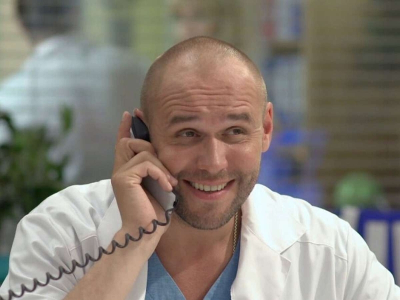 Бомж со старческой походкой: постаревший Аверин появился на публике в костюме с потертостями