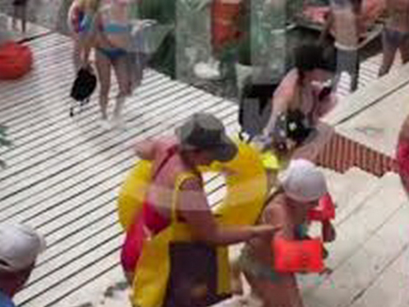 БПЛА ВСУ атаковали Краснодарский край: туристы в панике бежали с пляжа в Сочи, попав на видео