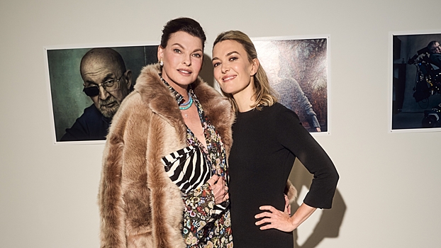 Линда Евангелиста появилась на публике в пестром платье и шубе