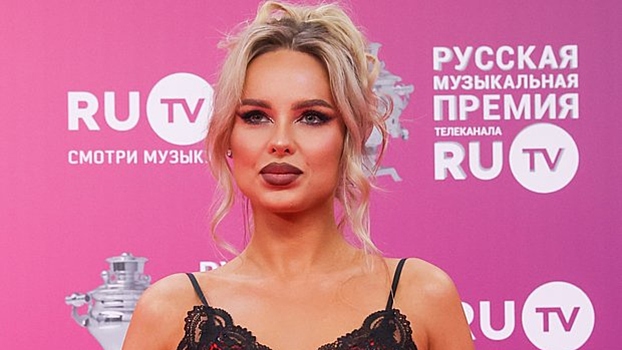 Певица Ханна снялась в экстравагантном наряде