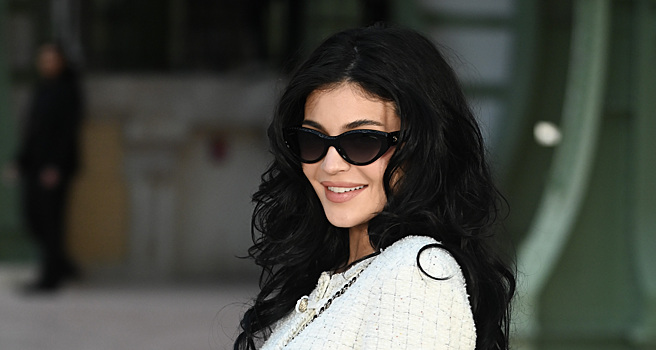 Кайли Дженнер снялась в топе из карандашей для губ и мини-юбке из блесков