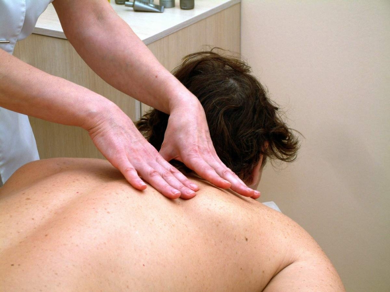 Чем опасны зажимы в шее и как правильно от них избавляться