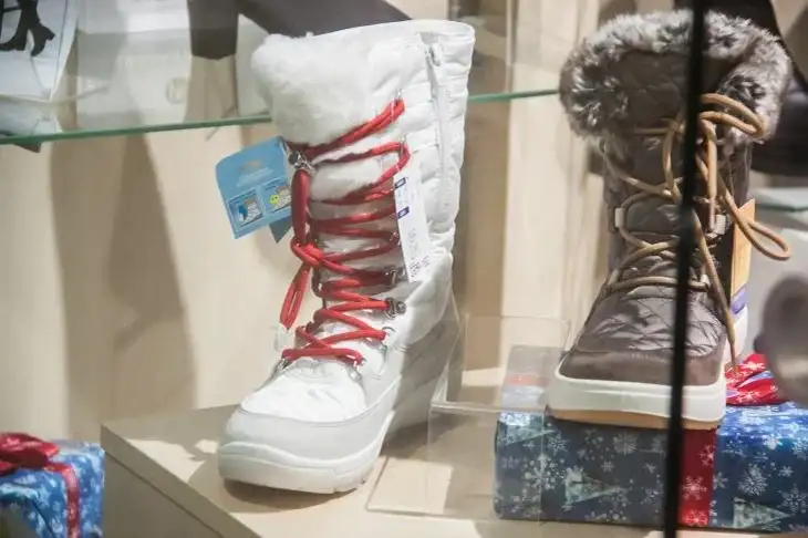 Чем отчистить белую обувь от грязи: нужна вода и всего 1 ингредиент