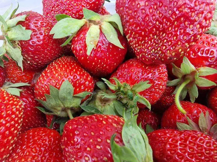 Чем подкормить клубнику в начале лета: только не допускайте эту ошибку – из-за нее ягоды кислые и гниют