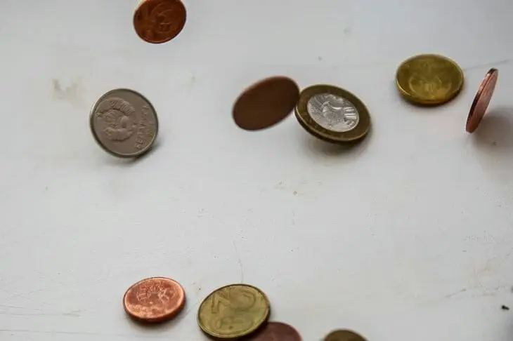 Что делать, если кассир отказывает в покупке из-за того, что ему нечем дать сдачу: требуйте книгу жалоб