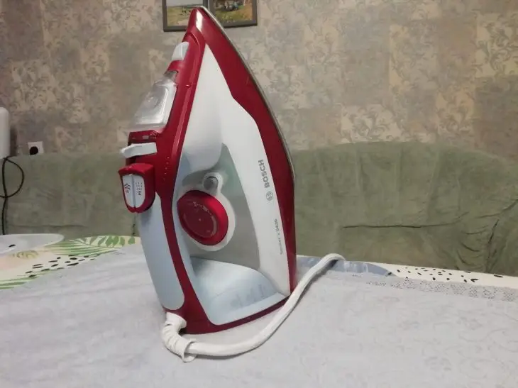 Что делать, если утюг пригорает к ткани: экстренная чистка без царапин