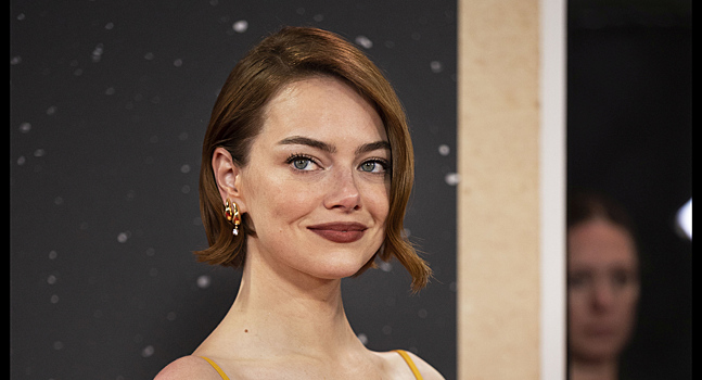 Эмма Стоун появилась на кинофестивале в ярком платье с разрезом