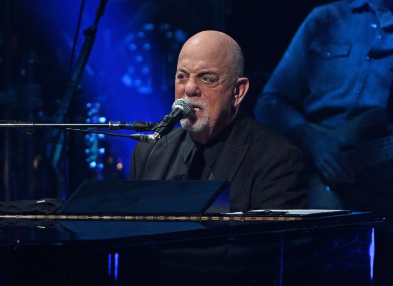 Дававший концерты в СССР певец Билли Джоэл травмировался на сцене после «трюка»