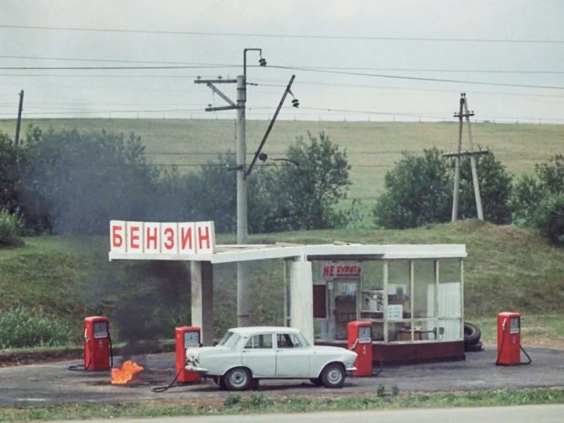 Даже водители пытались купить там бензин: ради «Невероятных приключений итальянцев в России» Рязанов построил и взорвал настоящую заправку