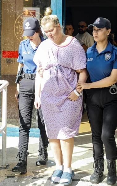 Девочку, рожденную в туалете аэропорта Анталии, вернули в Россию, но бабушке не отдадут