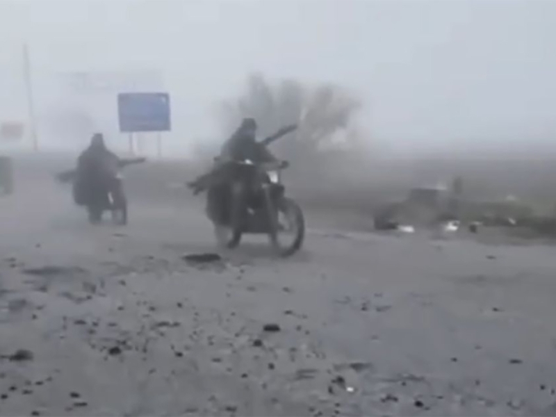 «Добро пожаловать во вселенную Безумного Макса»: колонна штурмовиков ВС РФ зашла в Покровск, попав на видео