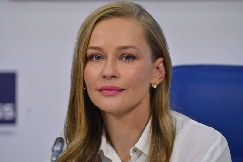 Дочь Юлии Пересильд удивила публику нарядом с глубоким декольте